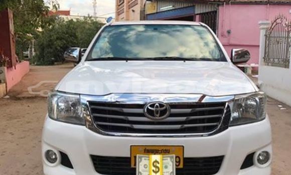 Buy Used Toyota Hilux White Car in Vientiane in Vientiane Province Buy Used Toyota Hilux White Car in Vientiane in Vientiane Province
