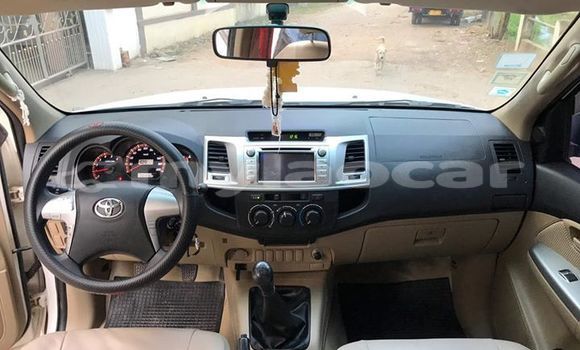 Buy Used Toyota Hilux White Car in Vientiane in Vientiane Province Buy Used Toyota Hilux White Car in Vientiane in Vientiane Province