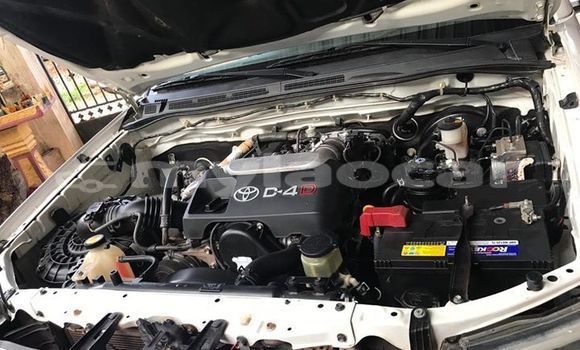 Buy Used Toyota Hilux White Car in Vientiane in Vientiane Province Buy Used Toyota Hilux White Car in Vientiane in Vientiane Province