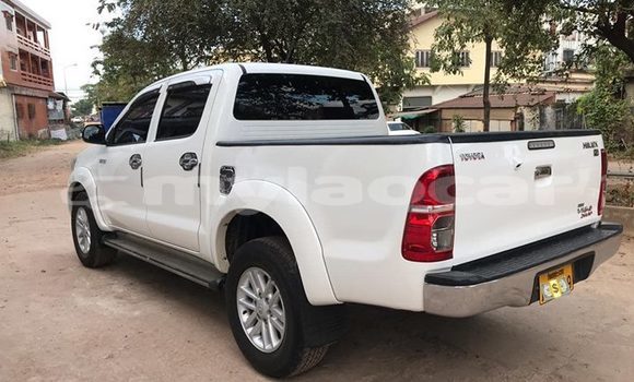 Buy Used Toyota Hilux White Car in Vientiane in Vientiane Province Buy Used Toyota Hilux White Car in Vientiane in Vientiane Province