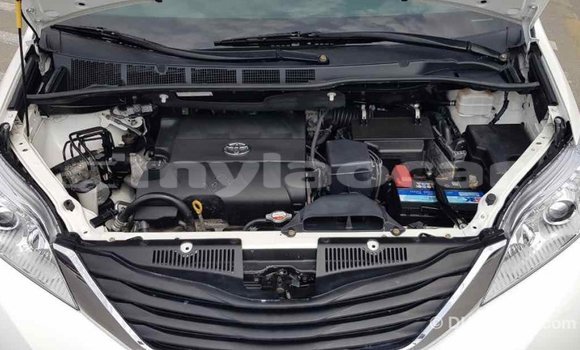 Buy Import Toyota Sienna White Car in Import - Dubai in Attapeu Province Buy Import Toyota Sienna White Car in Import - Dubai in Attapeu Province