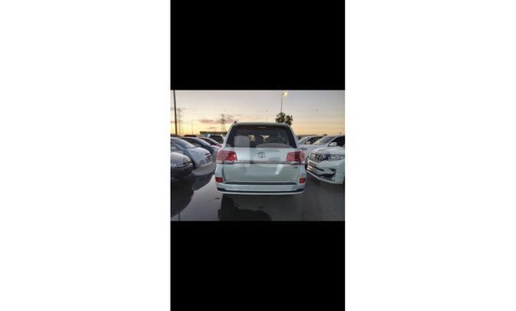 Buy Import Toyota Land Cruiser White Car in Import - Dubai in Attapeu Province Buy Import Toyota Land Cruiser White Car in Import - Dubai in Attapeu Province