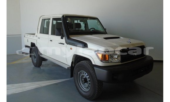 Acheter Import Voiture Toyota Land Cruiser Blanc à Import - Dubai, Attapeu Province Acheter Import Voiture Toyota Land Cruiser Blanc à Import - Dubai, Attapeu Province