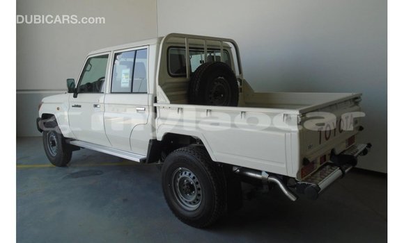 Acheter Import Voiture Toyota Land Cruiser Blanc à Import - Dubai, Attapeu Province Acheter Import Voiture Toyota Land Cruiser Blanc à Import - Dubai, Attapeu Province