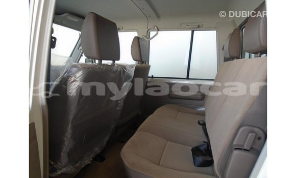 Acheter Import Voiture Toyota Land Cruiser Blanc à Import - Dubai, Attapeu Province Acheter Import Voiture Toyota Land Cruiser Blanc à Import - Dubai, Attapeu Province