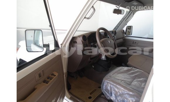 Acheter Import Voiture Toyota Land Cruiser Blanc à Import - Dubai, Attapeu Province Acheter Import Voiture Toyota Land Cruiser Blanc à Import - Dubai, Attapeu Province