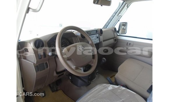 Acheter Import Voiture Toyota Land Cruiser Blanc à Import - Dubai, Attapeu Province Acheter Import Voiture Toyota Land Cruiser Blanc à Import - Dubai, Attapeu Province
