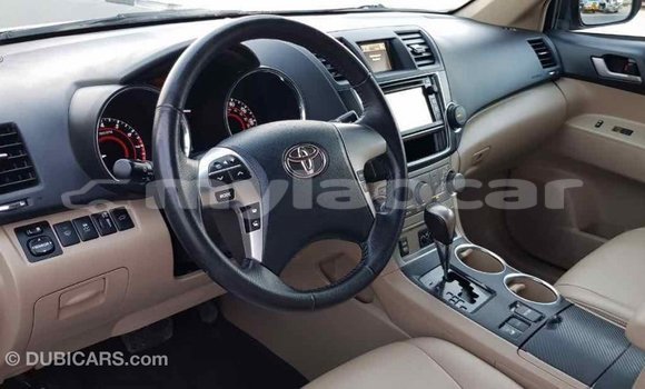 Buy Import Toyota Highlander Green Car in Import - Dubai in Attapeu Province Buy Import Toyota Highlander Green Car in Import - Dubai in Attapeu Province