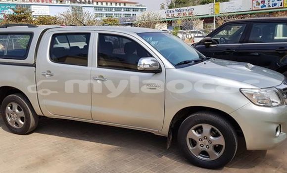 Buy Used Toyota Hilux Silver Car in Vientiane in Vientiane Province Buy Used Toyota Hilux Silver Car in Vientiane in Vientiane Province