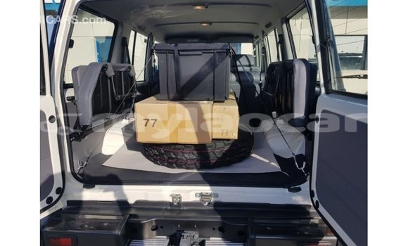 Acheter Import Voiture Toyota Land Cruiser Blanc à Import - Dubai, Attapeu Province Acheter Import Voiture Toyota Land Cruiser Blanc à Import - Dubai, Attapeu Province