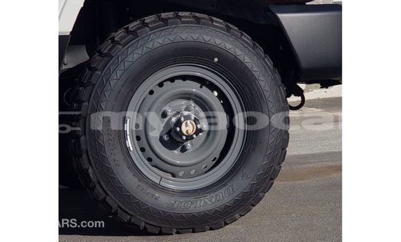 Acheter Import Voiture Toyota Land Cruiser Blanc à Import - Dubai, Attapeu Province Acheter Import Voiture Toyota Land Cruiser Blanc à Import - Dubai, Attapeu Province