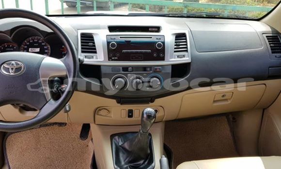 Buy Used Toyota Hilux Silver Car in Vientiane in Vientiane Province Buy Used Toyota Hilux Silver Car in Vientiane in Vientiane Province