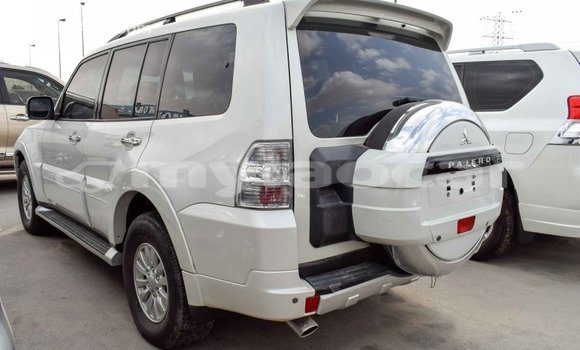 Acheter Import Voiture Mitsubishi Pajero Blanc à Import - Dubai, Attapeu Province Acheter Import Voiture Mitsubishi Pajero Blanc à Import - Dubai, Attapeu Province