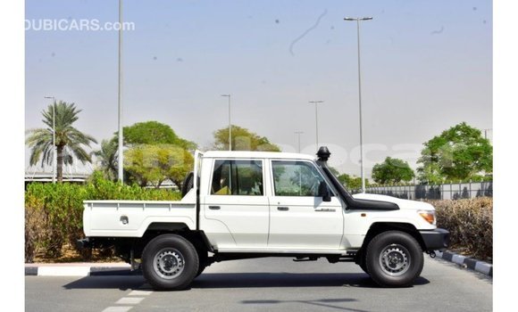 Acheter Import Voiture Toyota Land Cruiser Blanc à Import - Dubai, Attapeu Province Acheter Import Voiture Toyota Land Cruiser Blanc à Import - Dubai, Attapeu Province