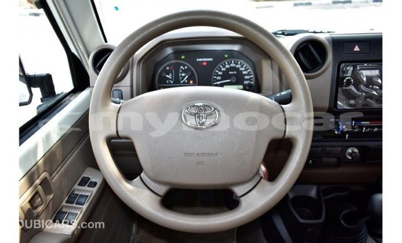 Acheter Import Voiture Toyota Land Cruiser Blanc à Import - Dubai, Attapeu Province Acheter Import Voiture Toyota Land Cruiser Blanc à Import - Dubai, Attapeu Province