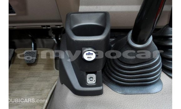 Acheter Import Voiture Toyota Land Cruiser Blanc à Import - Dubai, Attapeu Province Acheter Import Voiture Toyota Land Cruiser Blanc à Import - Dubai, Attapeu Province