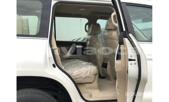 Acheter Import Voiture Toyota Land Cruiser Blanc à Import - Dubai, Attapeu Province Acheter Import Voiture Toyota Land Cruiser Blanc à Import - Dubai, Attapeu Province