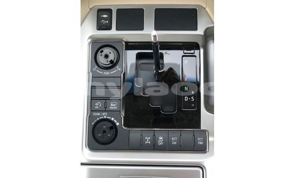 Acheter Import Voiture Toyota Land Cruiser Blanc à Import - Dubai, Attapeu Province Acheter Import Voiture Toyota Land Cruiser Blanc à Import - Dubai, Attapeu Province