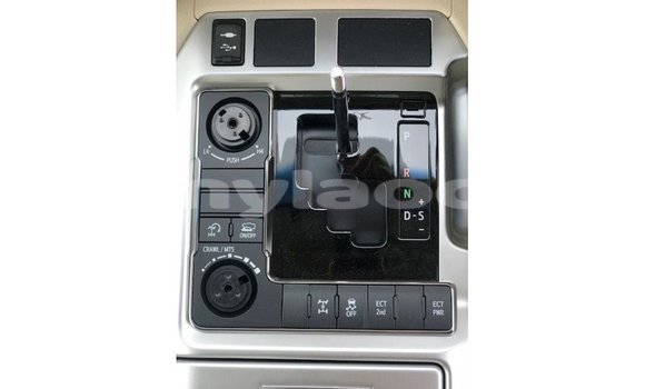 Acheter Import Voiture Toyota Land Cruiser Blanc à Import - Dubai, Attapeu Province Acheter Import Voiture Toyota Land Cruiser Blanc à Import - Dubai, Attapeu Province