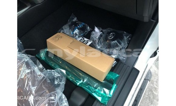 Acheter Import Voiture Toyota 4Runner Blanc à Import - Dubai, Attapeu Province Acheter Import Voiture Toyota 4Runner Blanc à Import - Dubai, Attapeu Province