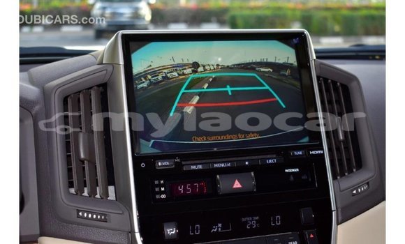 Acheter Import Voiture Toyota Land Cruiser Blanc à Import - Dubai, Attapeu Province Acheter Import Voiture Toyota Land Cruiser Blanc à Import - Dubai, Attapeu Province