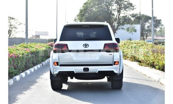 Acheter Import Voiture Toyota Land Cruiser Blanc à Import - Dubai, Attapeu Province Acheter Import Voiture Toyota Land Cruiser Blanc à Import - Dubai, Attapeu Province