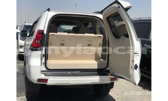 Acheter Import Voiture Toyota Prado Blanc à Import - Dubai, Attapeu Province Acheter Import Voiture Toyota Prado Blanc à Import - Dubai, Attapeu Province