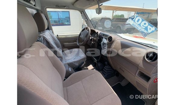 Acheter Import Voiture Toyota Land Cruiser Beige à Import - Dubai, Attapeu Province Acheter Import Voiture Toyota Land Cruiser Beige à Import - Dubai, Attapeu Province