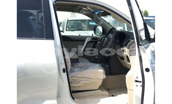 Acheter Import Voiture Toyota Prado Blanc à Import - Dubai, Attapeu Province Acheter Import Voiture Toyota Prado Blanc à Import - Dubai, Attapeu Province
