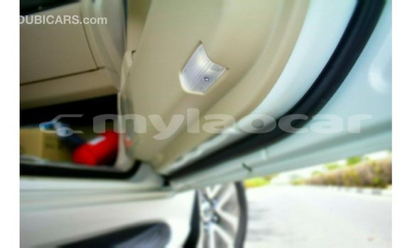 Acheter Import Voiture Toyota Land Cruiser Blanc à Import - Dubai, Attapeu Province Acheter Import Voiture Toyota Land Cruiser Blanc à Import - Dubai, Attapeu Province