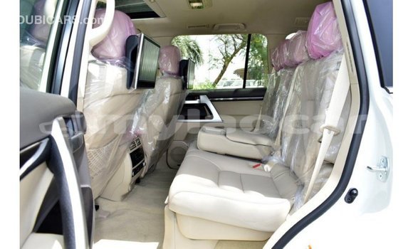Acheter Import Voiture Toyota Land Cruiser Blanc à Import - Dubai, Attapeu Province Acheter Import Voiture Toyota Land Cruiser Blanc à Import - Dubai, Attapeu Province