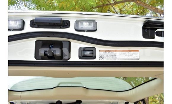 Acheter Import Voiture Toyota Land Cruiser Blanc à Import - Dubai, Attapeu Province Acheter Import Voiture Toyota Land Cruiser Blanc à Import - Dubai, Attapeu Province