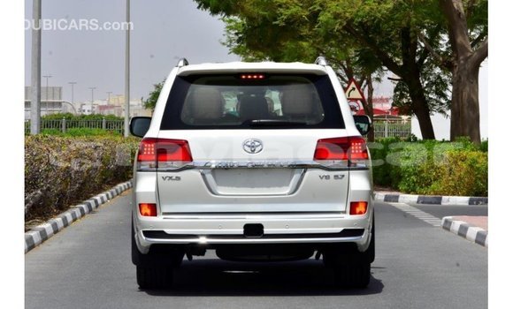 Acheter Import Voiture Toyota Land Cruiser Blanc à Import - Dubai, Attapeu Province Acheter Import Voiture Toyota Land Cruiser Blanc à Import - Dubai, Attapeu Province