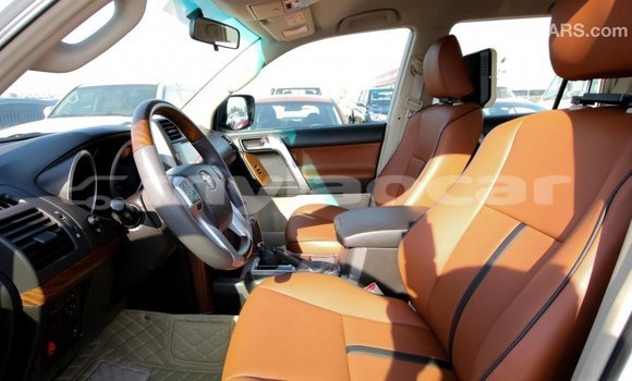 Acheter Import Voiture Toyota Prado Blanc à Import - Dubai, Attapeu Province Acheter Import Voiture Toyota Prado Blanc à Import - Dubai, Attapeu Province