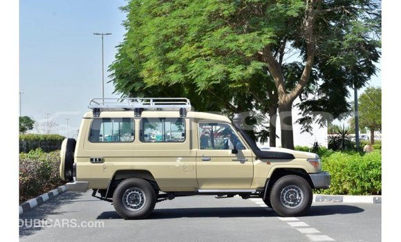 Acheter Import Voiture Toyota Land Cruiser Beige à Import - Dubai, Attapeu Province Acheter Import Voiture Toyota Land Cruiser Beige à Import - Dubai, Attapeu Province