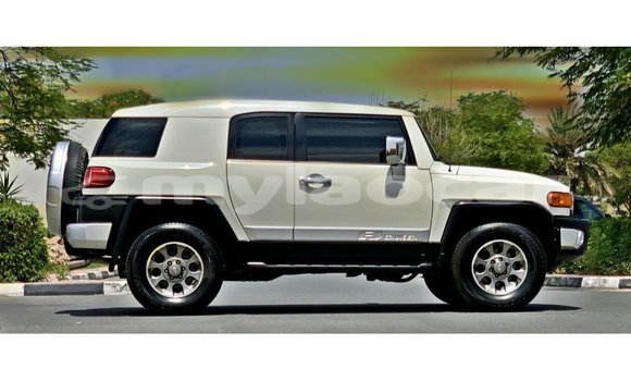 Buy Import Toyota FJ Cruiser White Car in Import - Dubai in Attapeu Province Buy Import Toyota FJ Cruiser White Car in Import - Dubai in Attapeu Province