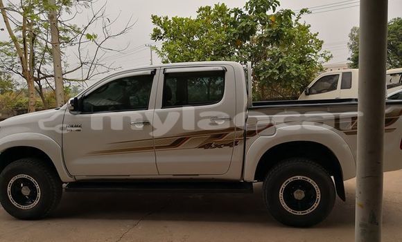 Buy Used Toyota Hilux White Car in Vientiane in Vientiane Province Buy Used Toyota Hilux White Car in Vientiane in Vientiane Province