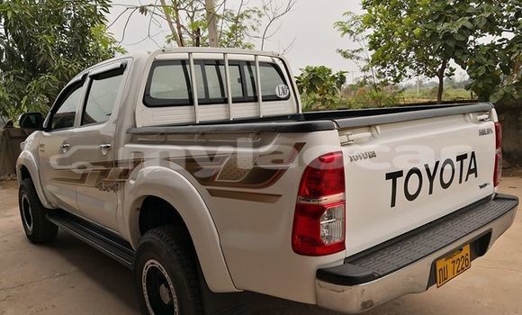 Buy Used Toyota Hilux White Car in Vientiane in Vientiane Province Buy Used Toyota Hilux White Car in Vientiane in Vientiane Province