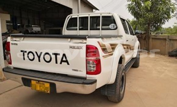 Buy Used Toyota Hilux White Car in Vientiane in Vientiane Province Buy Used Toyota Hilux White Car in Vientiane in Vientiane Province