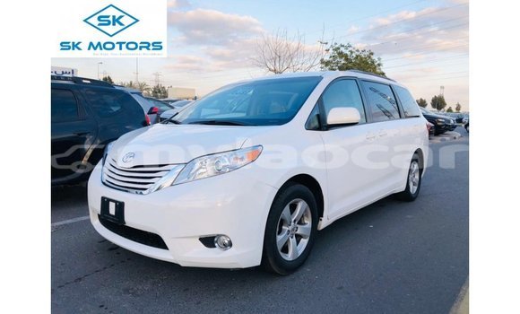 Buy Import Toyota Sienna White Car in Import - Dubai in Attapeu Province