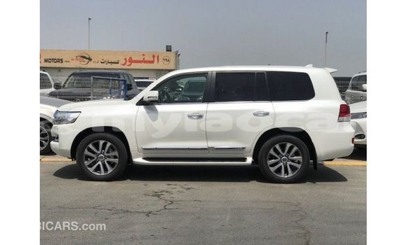 Acheter Import Voiture Toyota Land Cruiser Blanc à Import - Dubai, Attapeu Province Acheter Import Voiture Toyota Land Cruiser Blanc à Import - Dubai, Attapeu Province
