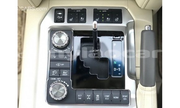 Acheter Import Voiture Toyota Land Cruiser Blanc à Import - Dubai, Attapeu Province Acheter Import Voiture Toyota Land Cruiser Blanc à Import - Dubai, Attapeu Province