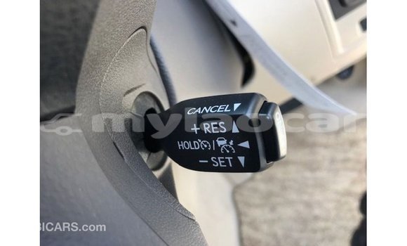 Acheter Import Voiture Toyota Land Cruiser Blanc à Import - Dubai, Attapeu Province Acheter Import Voiture Toyota Land Cruiser Blanc à Import - Dubai, Attapeu Province