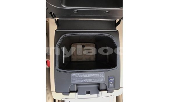 Acheter Import Voiture Toyota Land Cruiser Blanc à Import - Dubai, Attapeu Province Acheter Import Voiture Toyota Land Cruiser Blanc à Import - Dubai, Attapeu Province