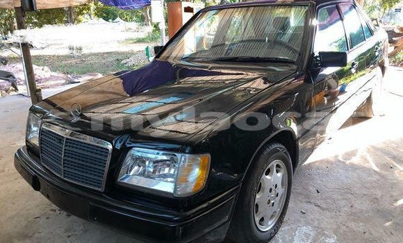 Buy Used Mercedes-Benz E-klasse Black Car in Vientiane in Vientiane Province Buy Used Mercedes-Benz E-klasse Black Car in Vientiane in Vientiane Province