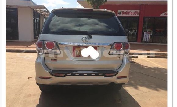 Buy Used Toyota Fortuner Silver Car in Vientiane in Vientiane Province Buy Used Toyota Fortuner Silver Car in Vientiane in Vientiane Province