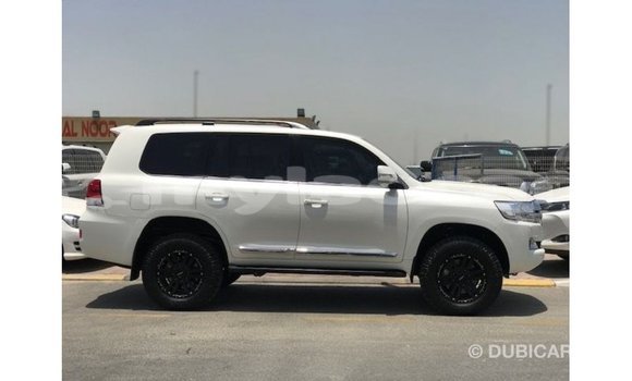 Acheter Import Voiture Toyota Land Cruiser Blanc à Import - Dubai, Attapeu Province Acheter Import Voiture Toyota Land Cruiser Blanc à Import - Dubai, Attapeu Province