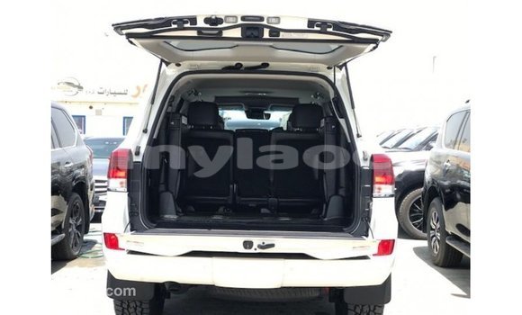 Acheter Import Voiture Toyota Land Cruiser Blanc à Import - Dubai, Attapeu Province Acheter Import Voiture Toyota Land Cruiser Blanc à Import - Dubai, Attapeu Province