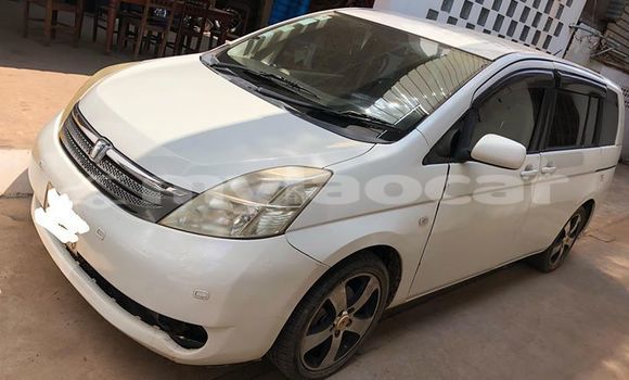 Buy Used Toyota ISis White Car in Vientiane in Vientiane Province Buy Used Toyota ISis White Car in Vientiane in Vientiane Province