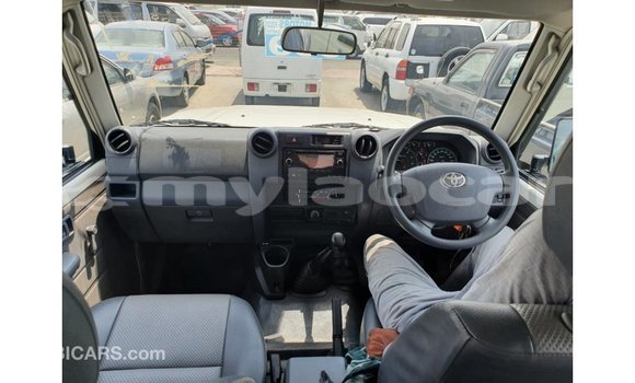 Buy Import Toyota Land Cruiser White Car in Import - Dubai in Attapeu Province Buy Import Toyota Land Cruiser White Car in Import - Dubai in Attapeu Province